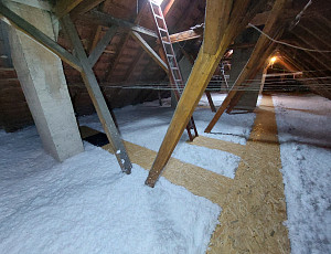 Zateplení stropu bytového domu a zhotovení revizních lávek